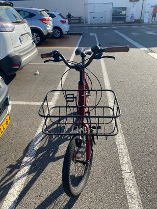Bicicleta Orbea Katu burdeos con cesta de carga