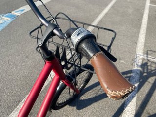 Bicicleta Orbea Katu burdeos con cesta de carga