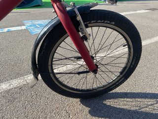 Bicicleta Orbea Katu burdeos con cesta de carga