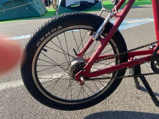 Bicicleta Orbea Katu burdeos con cesta de carga