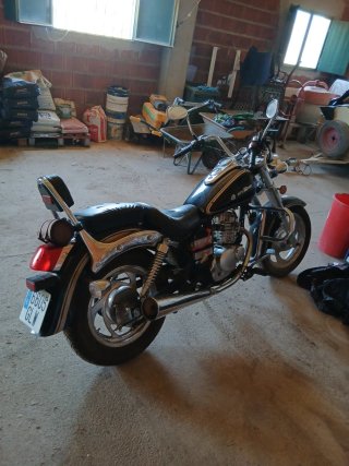 Moto Kenrod Harley Custom Negra y Dorada