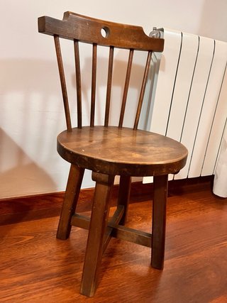 Silla de madera rústica