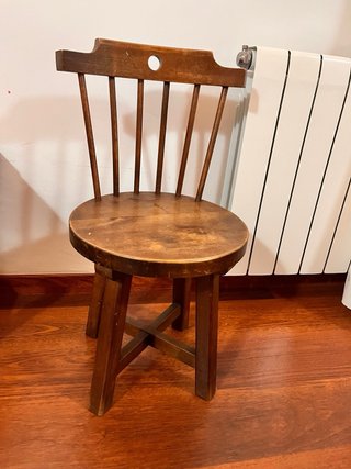 Silla de madera rústica
