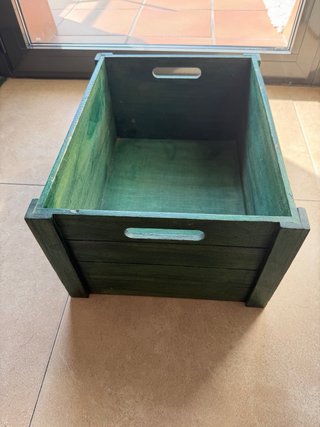 Cajita de madera verde para juguetes
