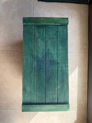 Cajita de madera verde para juguetes