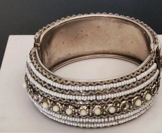 Bracciale rigido perline oro e bianche