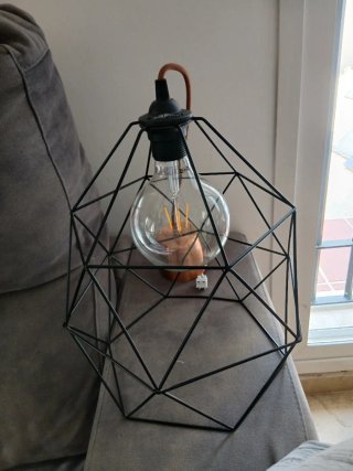 Lámpara de diseño geométrico negra