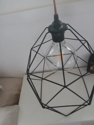 Lámpara de diseño geométrico negra