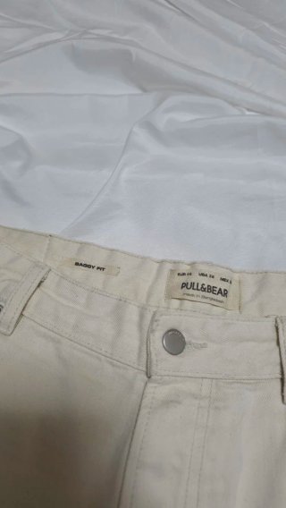 Pantalón vaquero Pull&Bear beige talla 46
