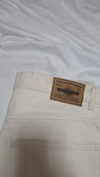 Pantalón vaquero Pull&Bear beige talla 46