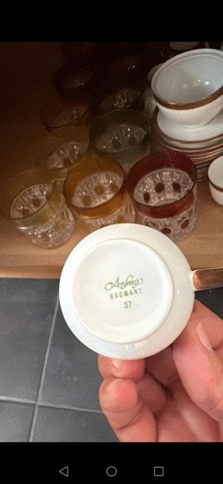 Juego de vajilla antiguo