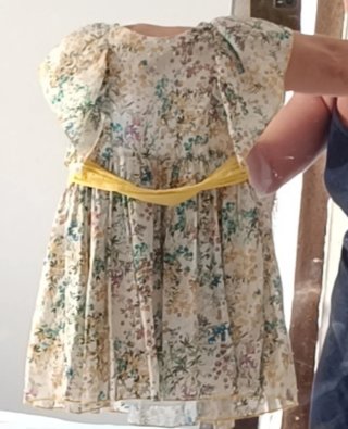 Vestido floral niña con cinturón amarillo