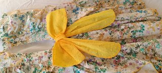 Vestido floral niña con cinturón amarillo