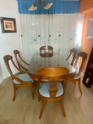 Mesa de comedor de madera con cristal incluido