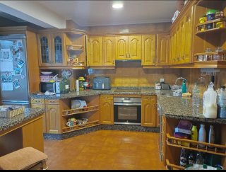 Muebles de cocina madera y mármol. En buen estado