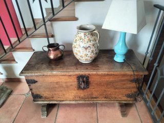 Cofre antiguo de madera y metal