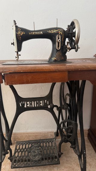 Máquina de coser antigua Wertheim de pedal