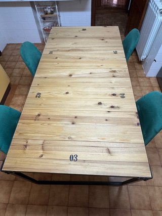 Mesa de comedor madera y 2 sillas terciopelo verde
