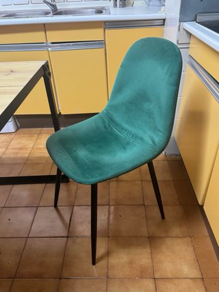 Mesa de comedor madera y 2 sillas terciopelo verde