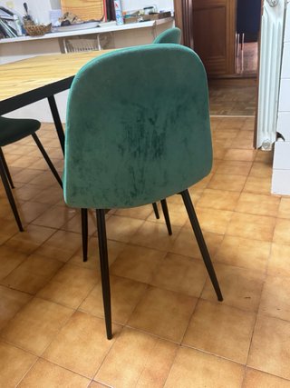 Mesa de comedor madera y 2 sillas terciopelo verde