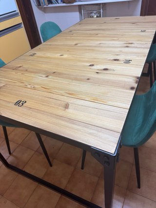 Mesa de comedor madera y 2 sillas terciopelo verde