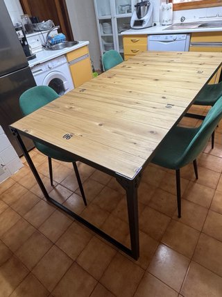 Mesa de comedor madera y 2 sillas terciopelo verde