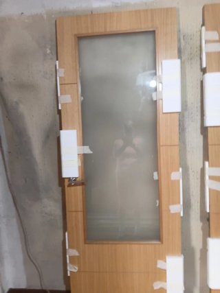 Seis puertas de madera