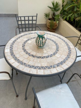 Mesa y 4 sillas de exterior estilo mediterráneo