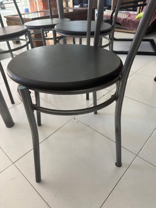 Mesa de comedor con 4 sillas