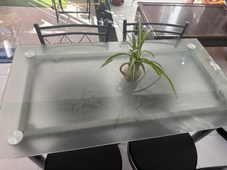 Mesa de comedor con 4 sillas