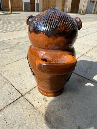 Botijo de cerámica marrón