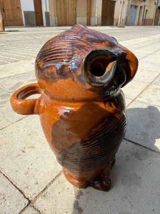 Botijo de cerámica marrón
