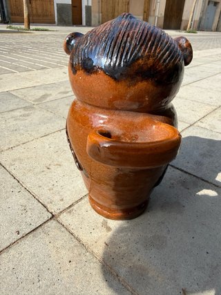 Botijo de cerámica marrón