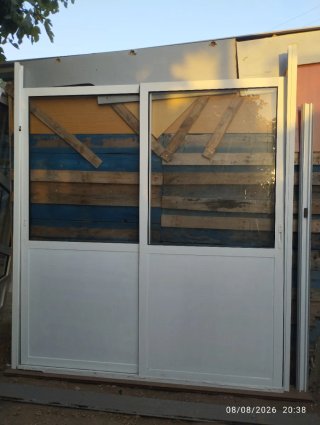 Puerta corredera aluminio y cristal