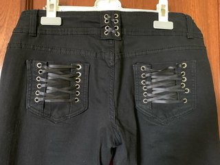 Pantalones negros góticos acampanados