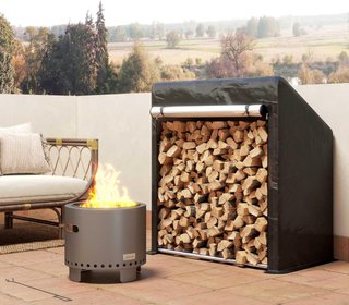 Leñera Exterior de Acero Reforzado, Portaleña Exterior con Cubierta Impermeable y Asa, Leñera Compacta Ahorra Espacio, 100X60X110 Cm, Negro y Plata