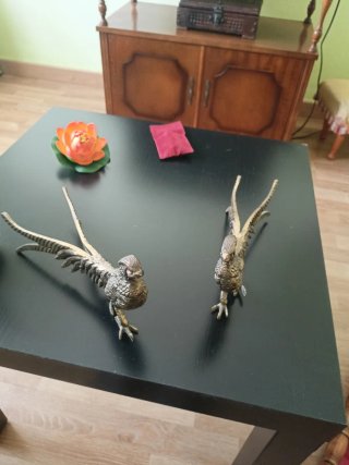 Figuras de pavo real doradas y rojas