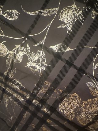 Camisa Negra y Dorada con Estampado