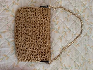 Bolso de rafia con cadena dorada