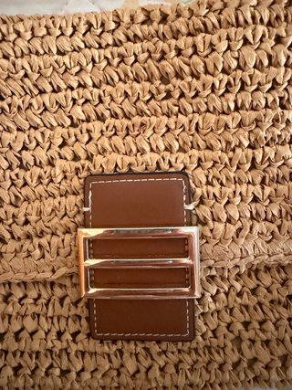 Bolso de rafia con cadena dorada