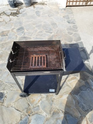 Barbacoa de carbón con ruedas. Parrilla de 60 x 40