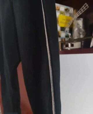 Pantalones negros con raya lateral