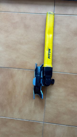 Candado antirrobo para volante de coche.