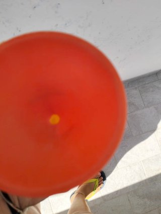 Mulino giocattolo arancione e giallo