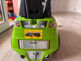 Coche correpasillos verde con asa
