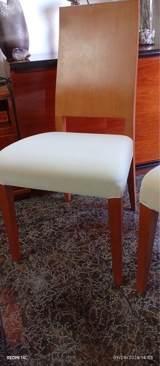 Sillas de comedor beige y madera