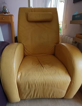 Sillón de piel amarillo