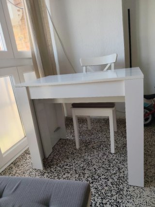 Mesa extensible blanca de madera