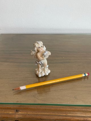 Pequeña figura ángel con flores plata