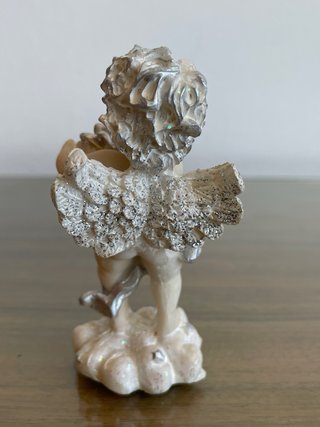 Pequeña figura ángel con flores plata